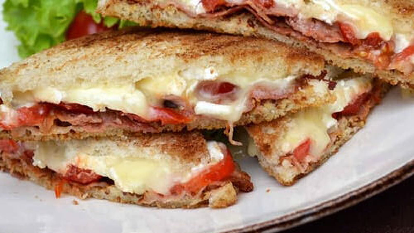 Croques au Camembert, moutarde à l'ancienne et lard grillé