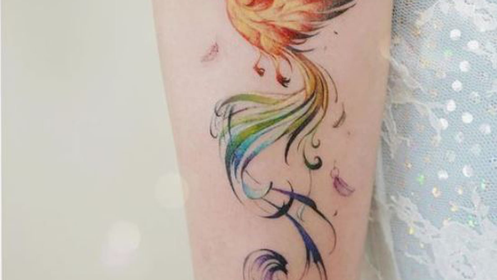 Phoenix délicat sur l'avant-bras