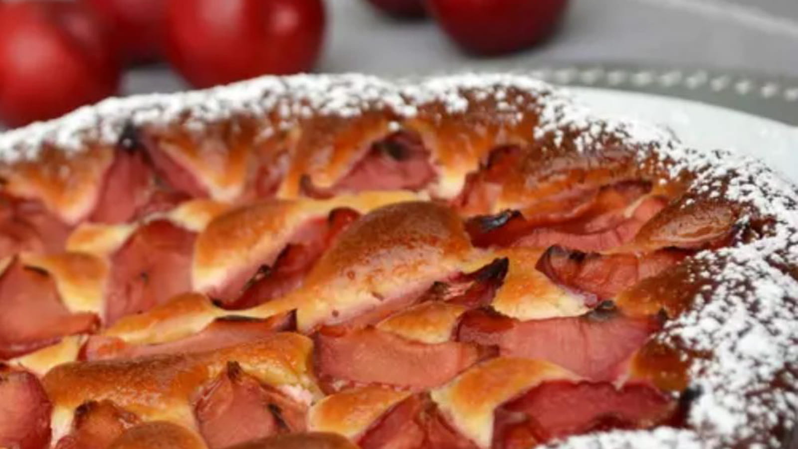Gâteau quatre-quarts aux prunes rouges