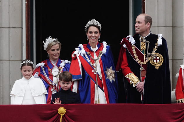 Louis forcé de saluer la foule par Kate et William ?