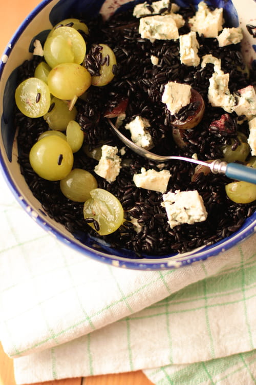 Salade de riz noir au fromage bleu et aux raisins