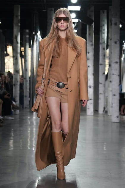 Manteau, short, bottes et pull camel aper&ccedil;us sur le d&eacute;fil&eacute; Michael Kors