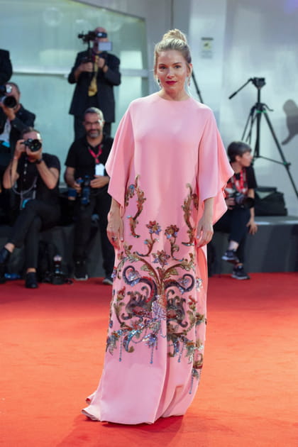 FLOP : Sienna Miller en robe japonisante