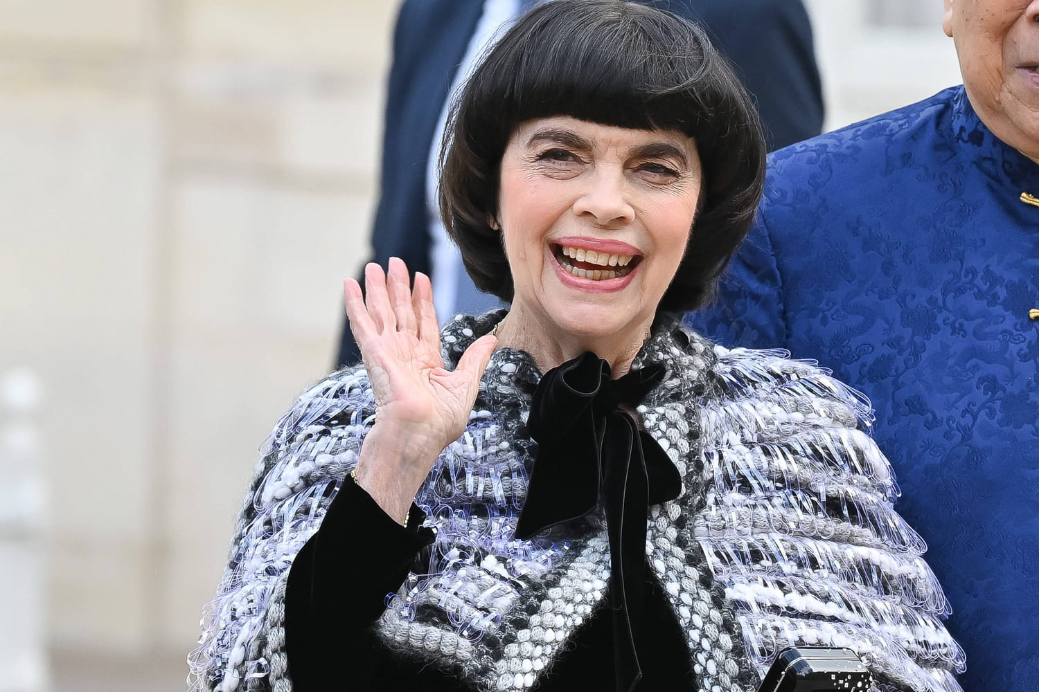 What is the daily life of Mireille Mathieu? Mansion in Neuilly and habits in a palace …