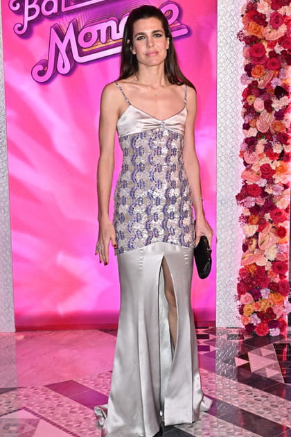Charlotte Casiraghi en robe longue nuisette satinée