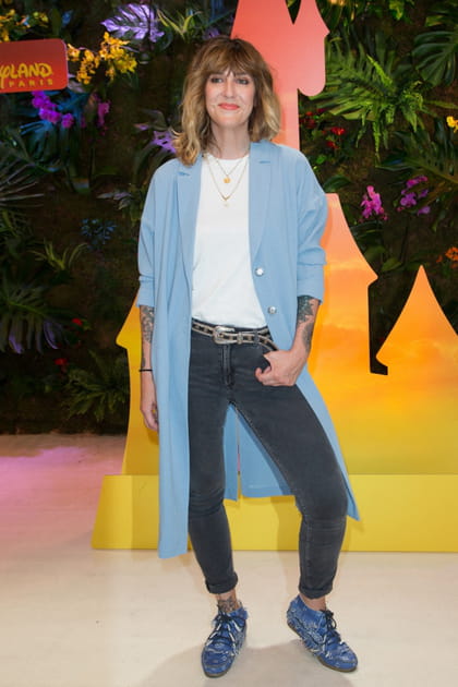 Daphné Bürki en manteau bleu ciel