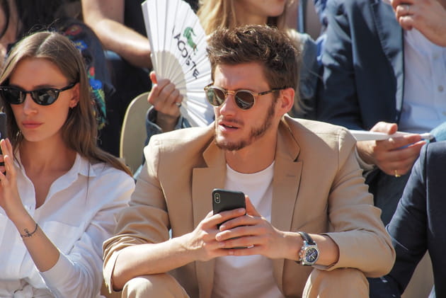 Jean-Baptiste Maunier observe entre deux textos