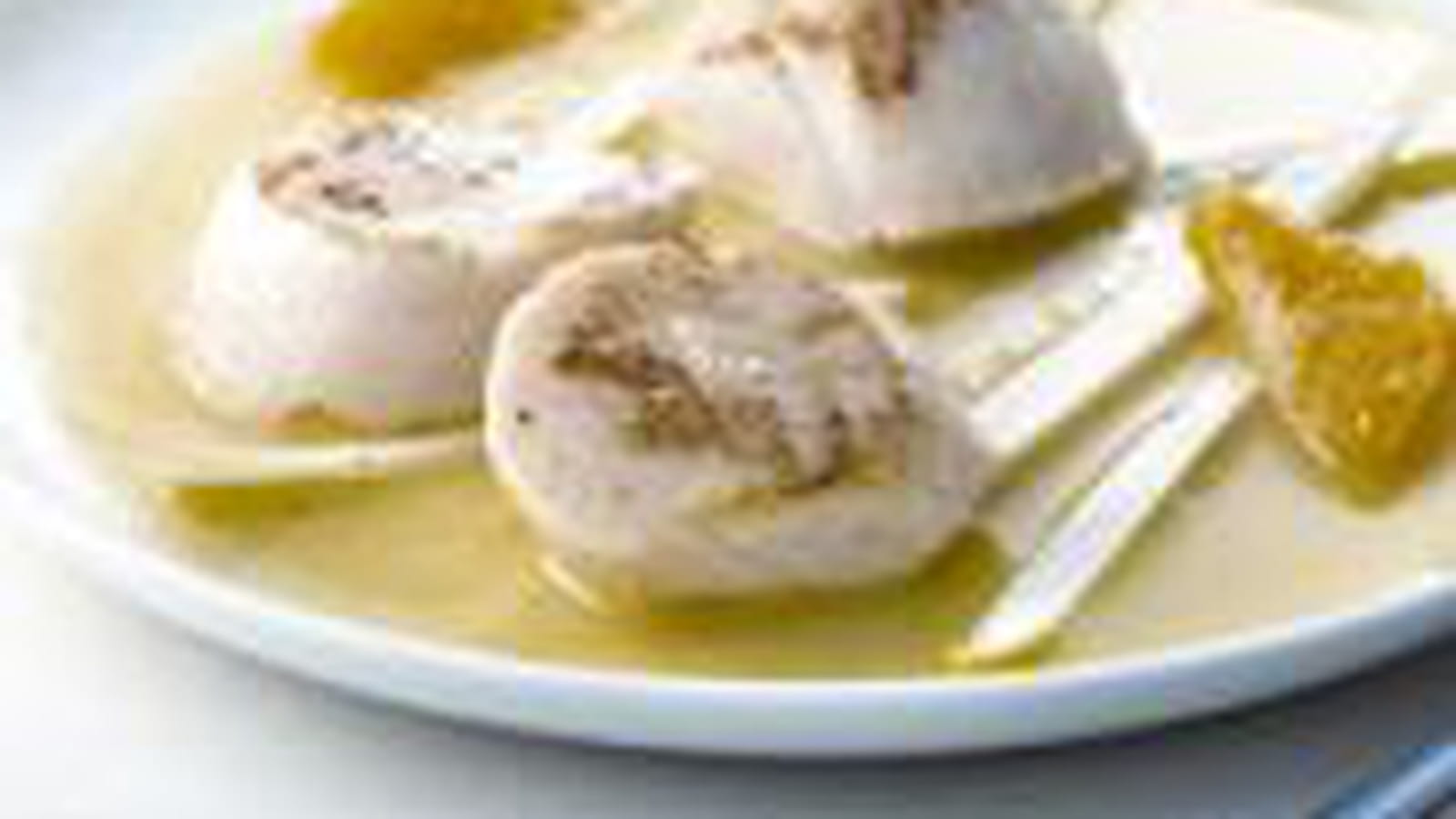 Saint-Jacques de Norvège grillées et bouillon d'endives à l'orange vanillée