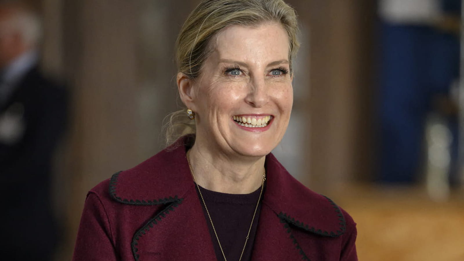 Sophie d'Edimbourg en long manteau pourpre
