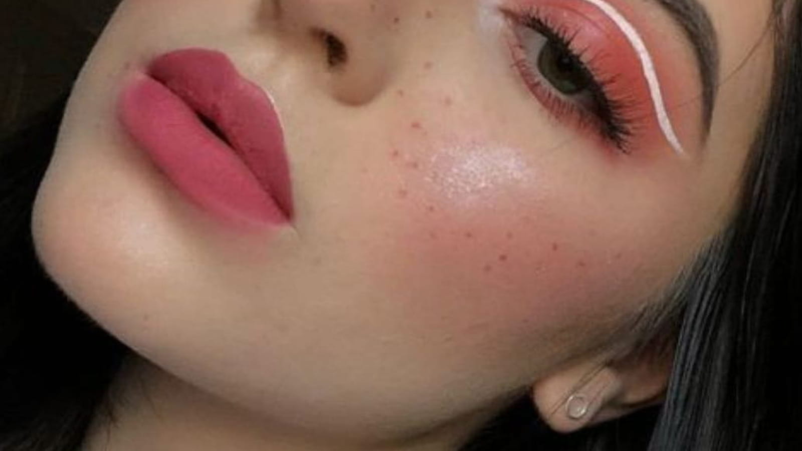 Le negative space liner coloré