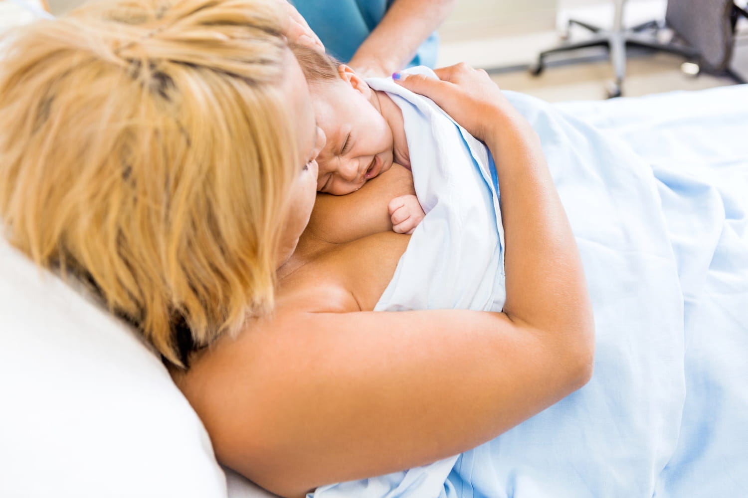 Peau à peau : les bienfaits pour le bébé à la naissance