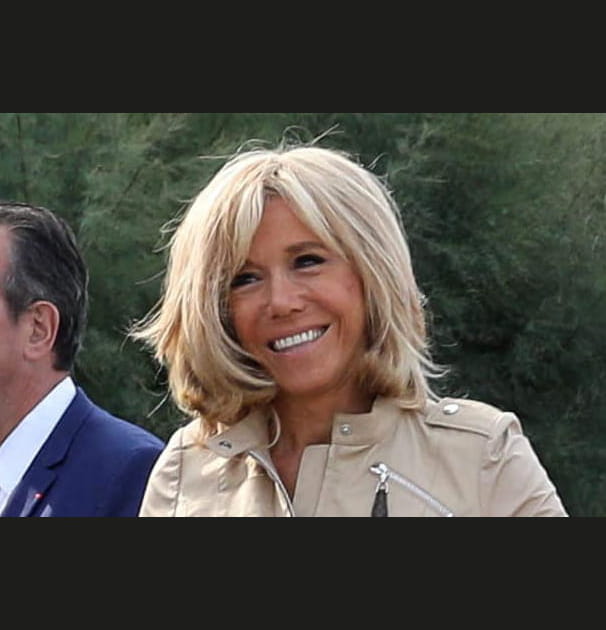 Brigitte Macron, attrayante avec son regard intensifi&eacute; avec du kh&ocirc;l