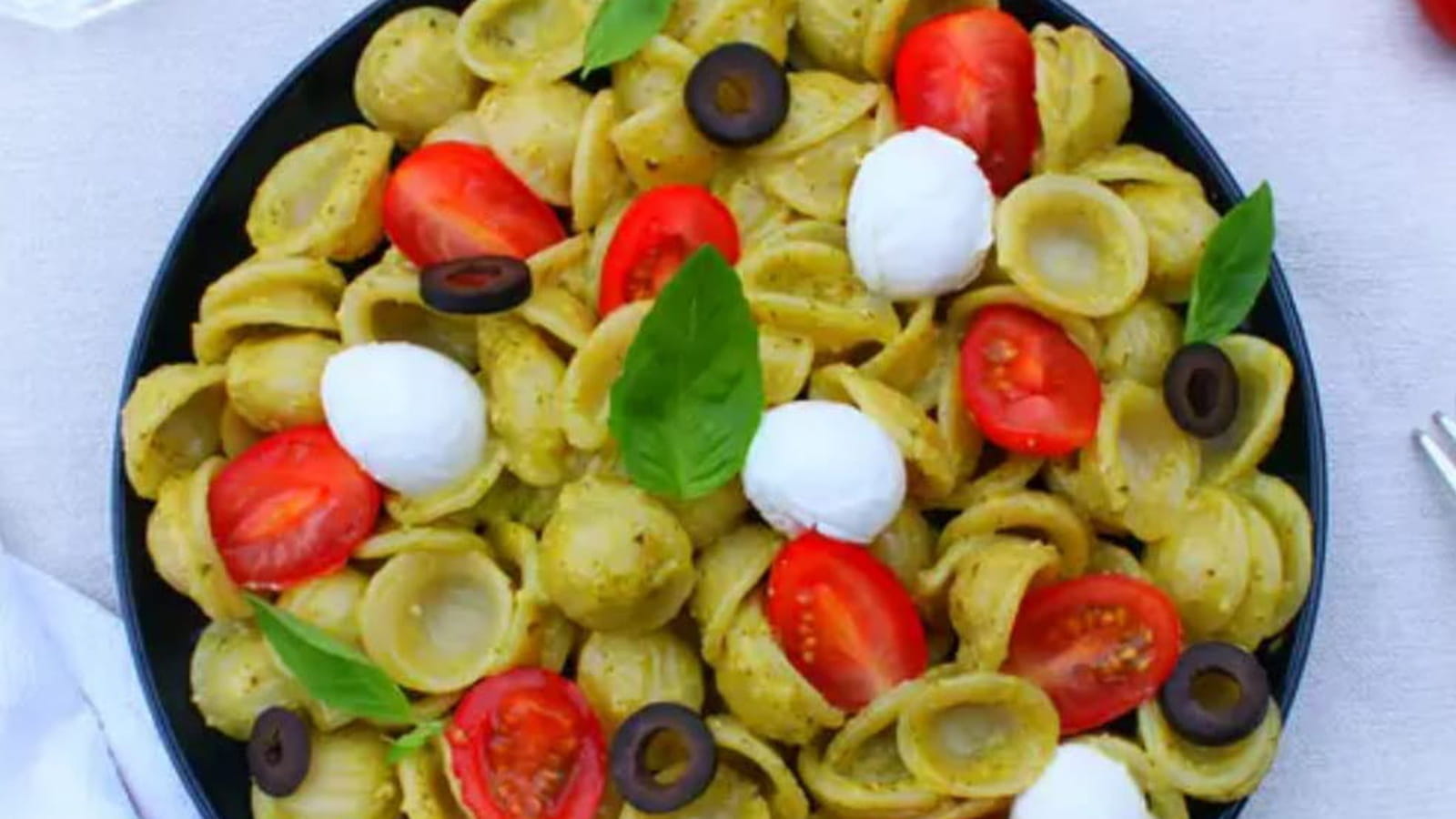 Salade de pâtes au pesto et billes de mozzarella