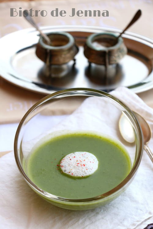 Velouté de mâche, écume aux baies roses