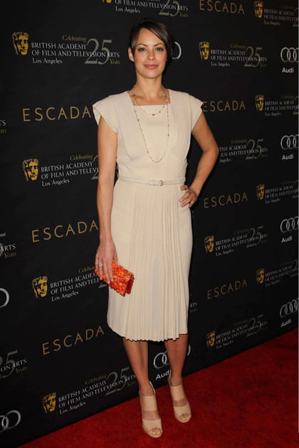 B&eacute;r&eacute;nice Bejo en robe mi-longue ivoire et pochette orange