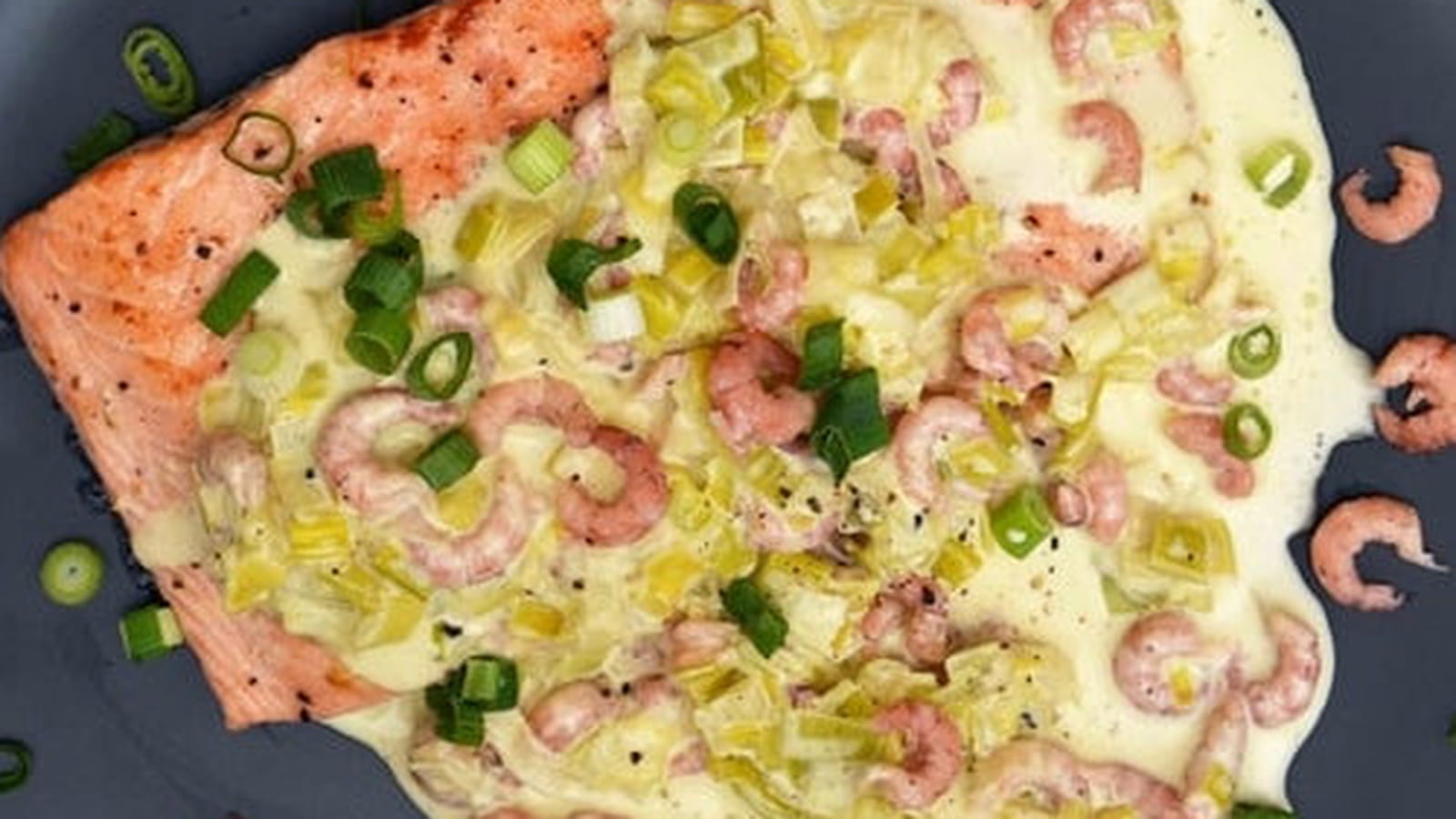 Filet de saumon et sa fondue de poireaux au curry et crevettes grises
