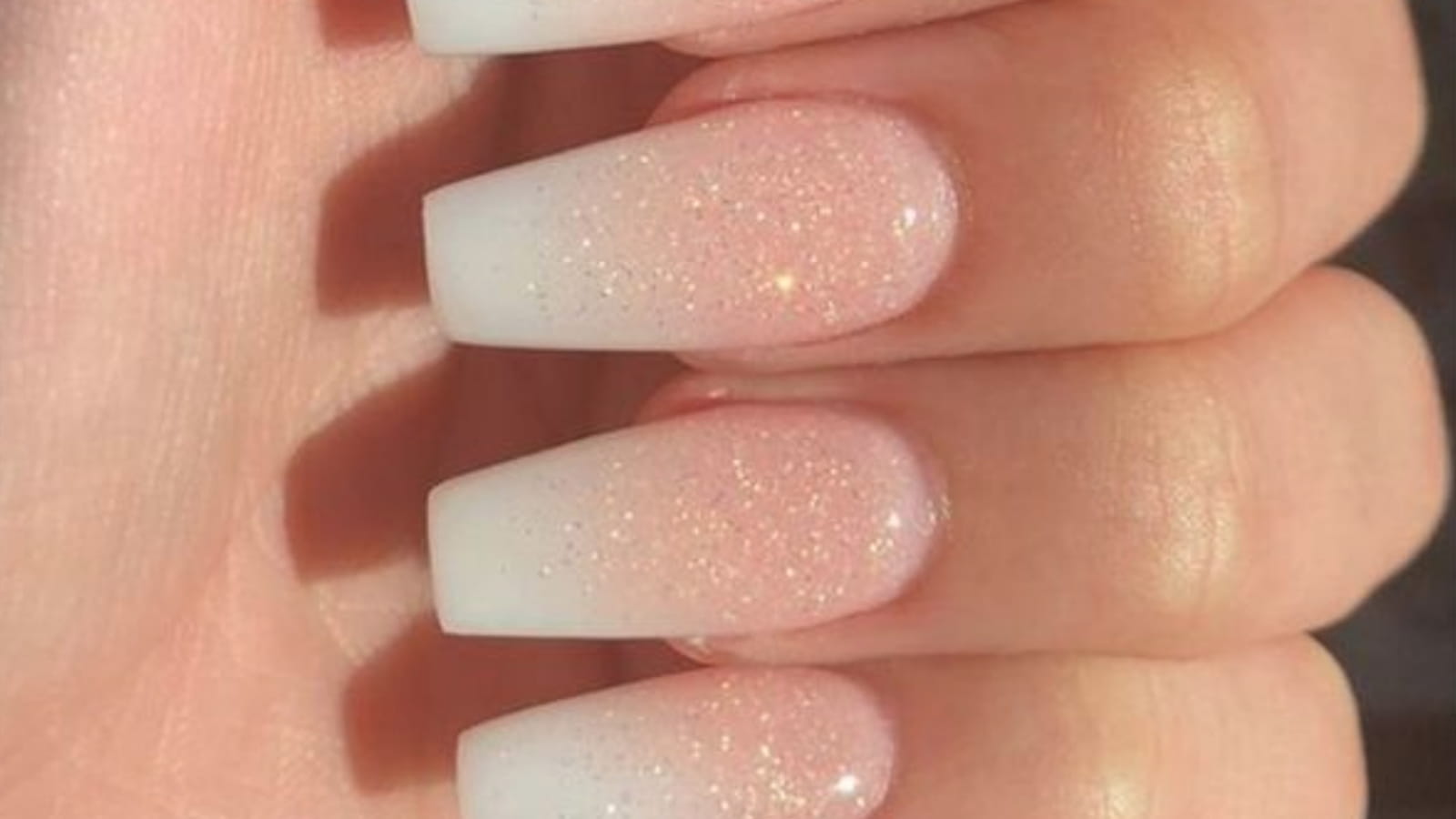 Des ongles Babyboomer pailletés