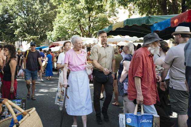 Apr&egrave;s son hospitalisation, Margrethe de Danemark appara&icirc;t au march&eacute; de Cahors dans le Lot