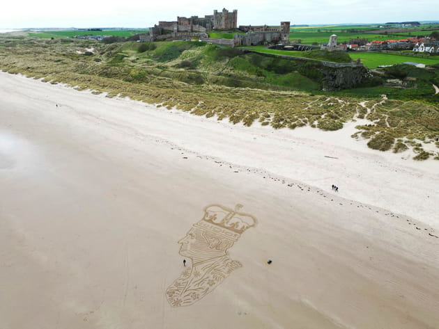L'artiste Claire Eason d&eacute;voile une &oelig;uvre incroyable sur la plage de Bamburgh&nbsp;: couronnement du roi