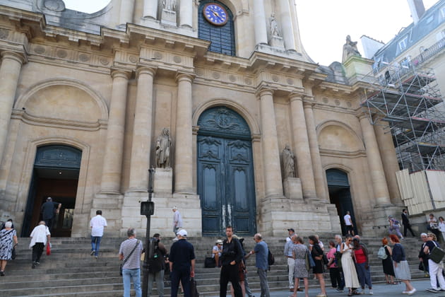 Serge Lama, absent des obsèques de Marie-Paule Belle : les invités réunis devant l'église Saint-Roch