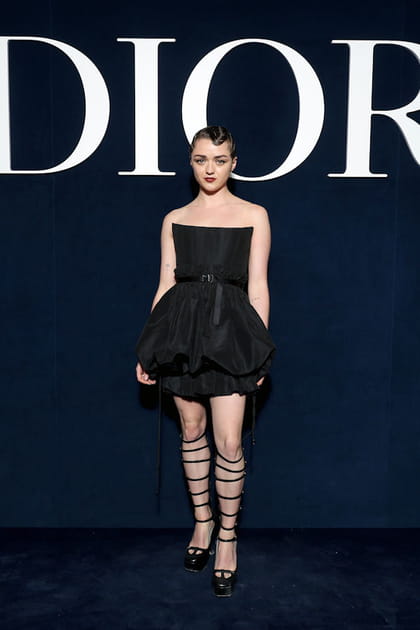 Maisie Williams en robe bustier bouffante et sandales compens&eacute;es &agrave; lani&egrave;res au d&eacute;fil&eacute; Dior