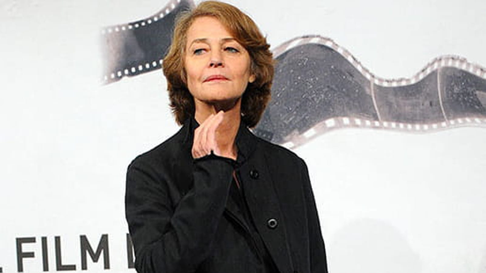Charlotte Rampling, le chic à l'anglaise en 23 looks