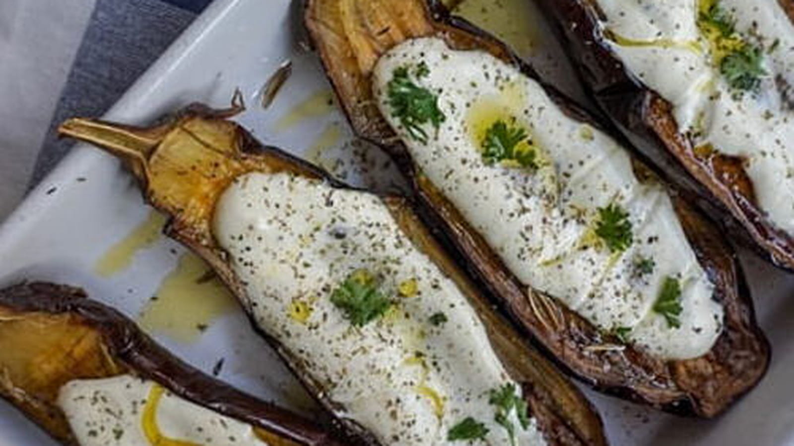 Aubergines grillées, sauce au yaourt et aux herbes