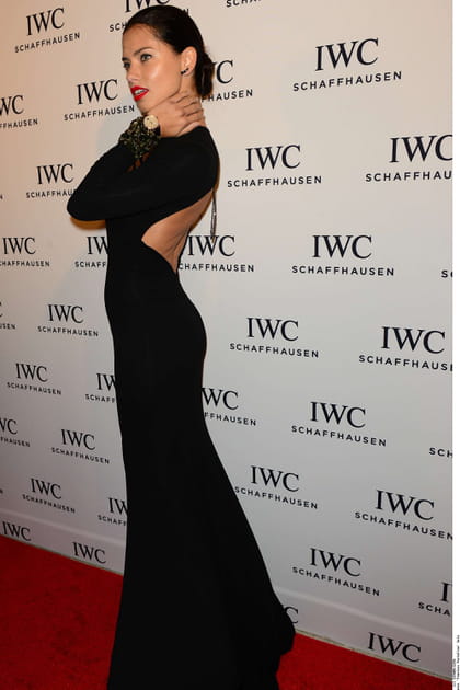 Adriana Lima en robe longue noire moulante dos nu