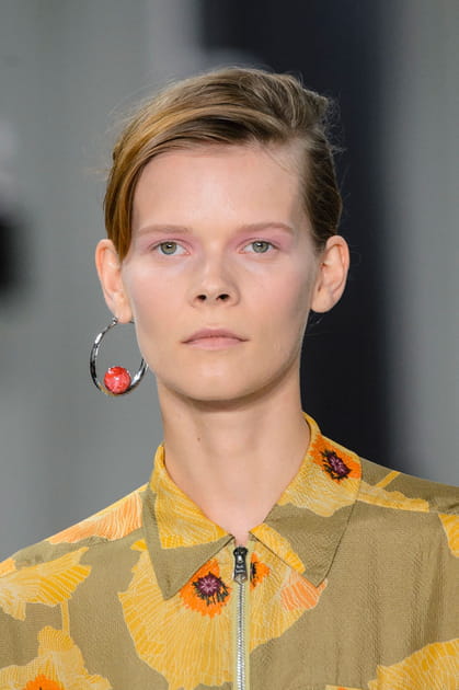 La boucle d'oreille XXL unique du d&eacute;fil&eacute; Paul Smith