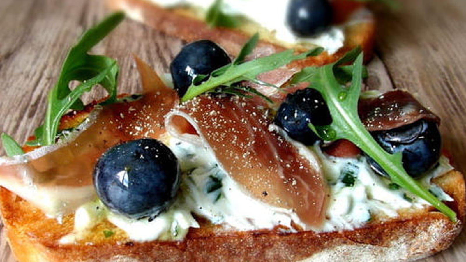  Tartine crémeuse de brebis à l'ail des ours, jambon cru et myrtilles