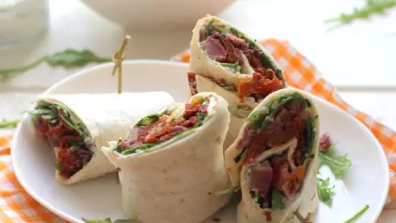 Wrap au boeuf cuit, tomates séchées et roquette