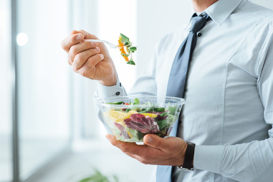 Pause déjeuner : il est désormais interdit de manger avec ses collègues en entreprise