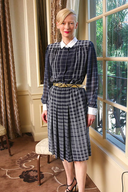 Tilda Swinton en robe à motifs