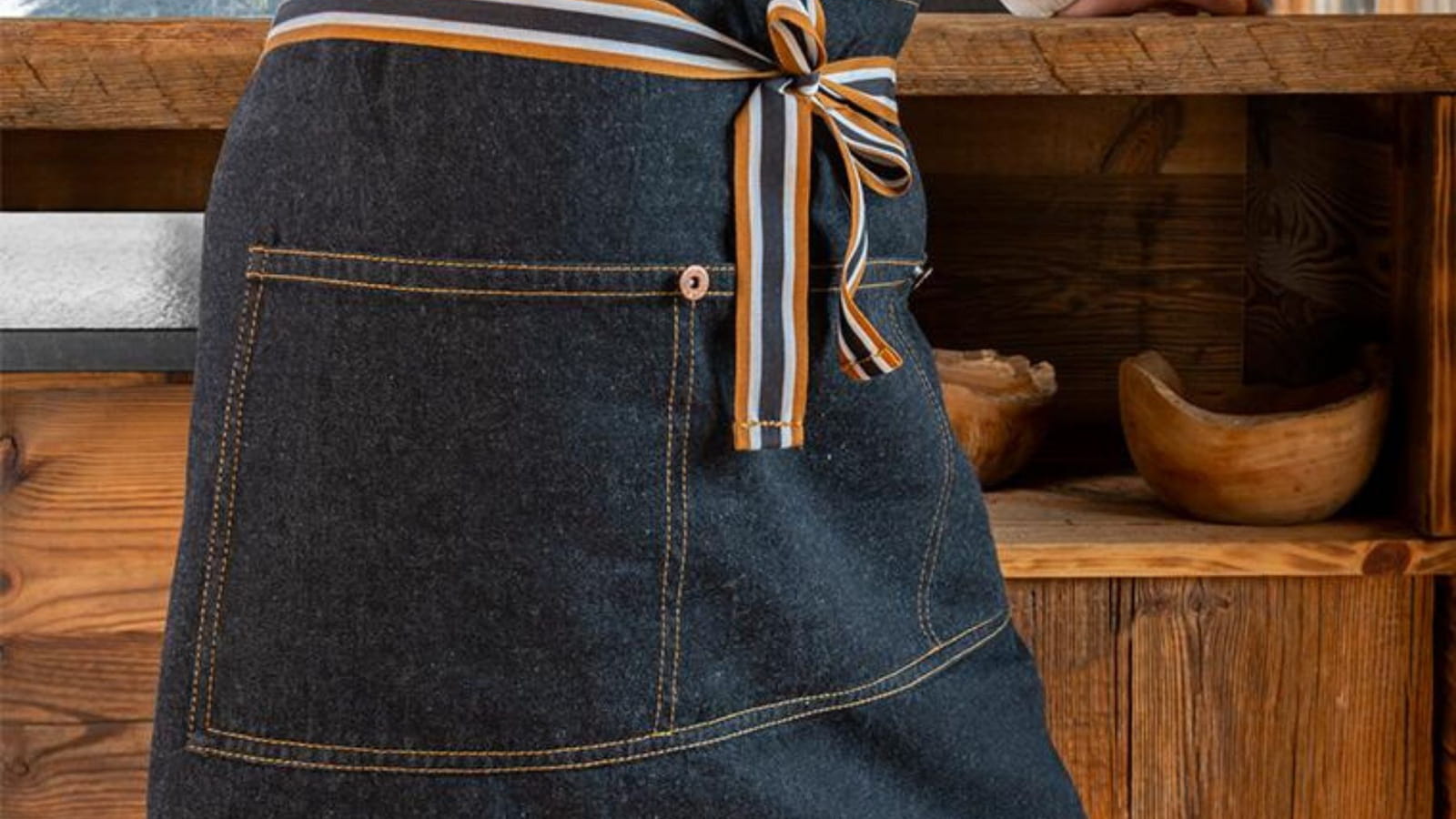 Un tablier de cuisine coton façon denim de Carré Blanc