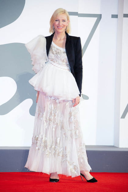 Cate Blanchett en robe blanche asymétrique en tulle Alexander McQueen