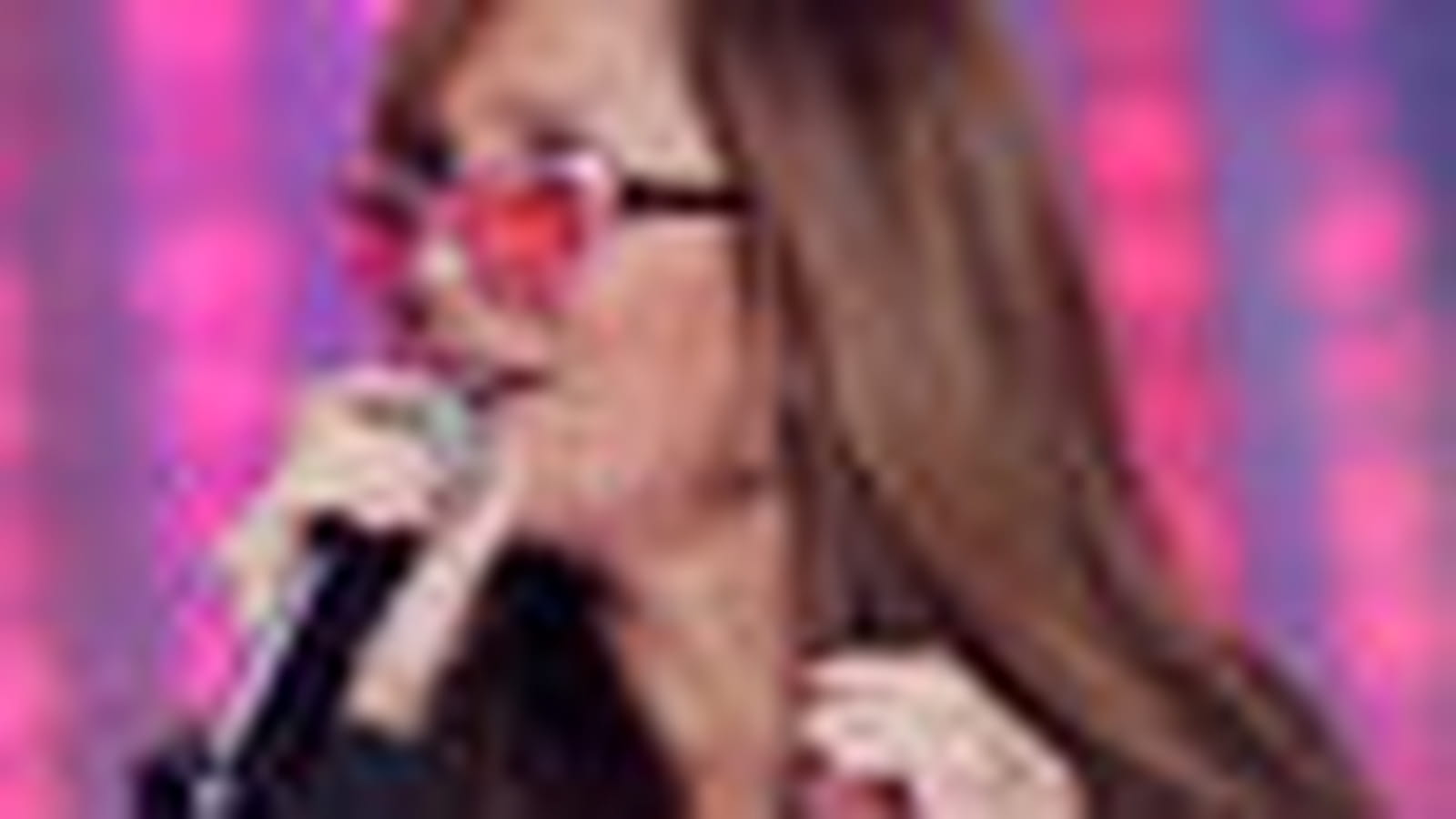H. Ségara et ses lunettes en coeur