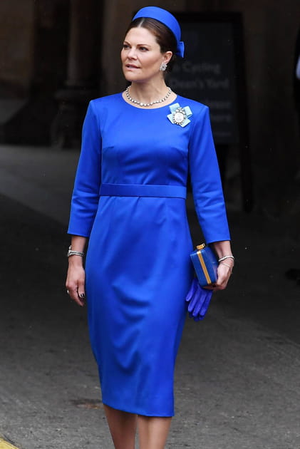 Victoria de Suède en total look bleu et robe cintrée