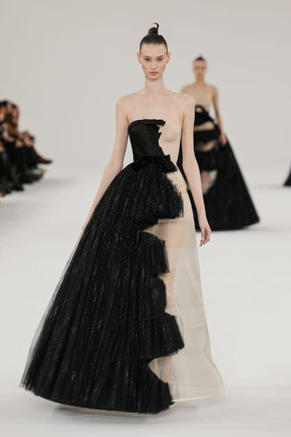 Robe bustier bicolore &agrave; moiti&eacute; transparente aper&ccedil;ue sur le d&eacute;fil&eacute; Viktor & Rolf