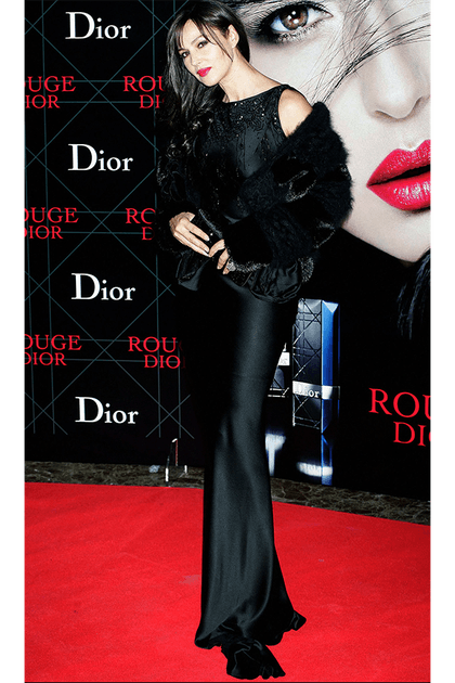 Monica Bellucci en robe noire en satin et manteau en fourrure Dior