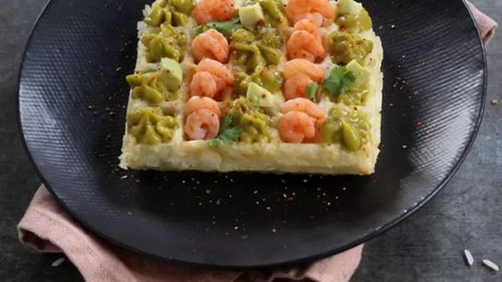 Gaufres de riz à la crème d'avocat et petites crevettes