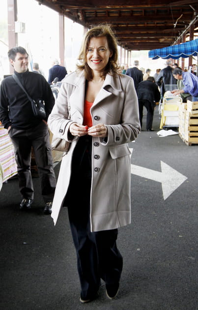 Valerie Trierweiler en top rouge et manteau beige
