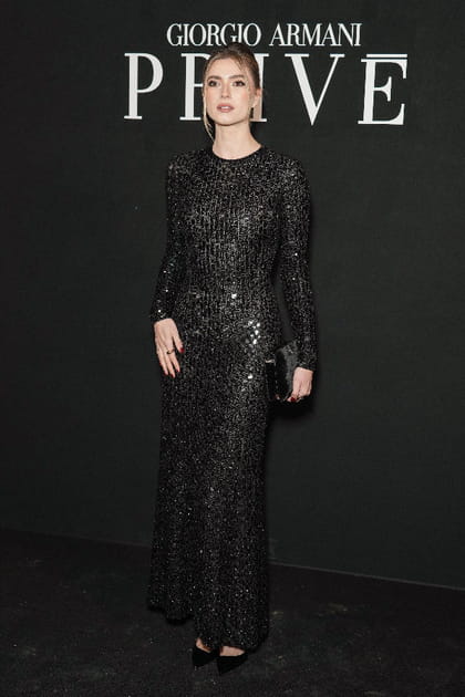 Zita d'Hauteville en robe &agrave; sequins noirs&nbsp;au d&eacute;fil&eacute; Giorgio Armani Priv&eacute; printemps-&eacute;t&eacute; 2024