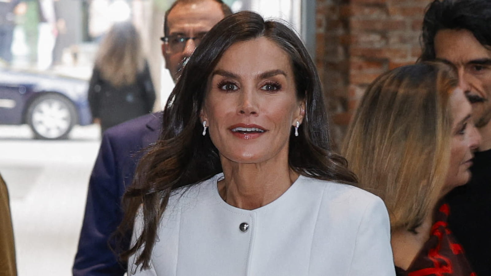 En veste Mango et ballerines Sezane, Letizia d'Espagne signe le look le plus inspirant de l'automne, Brigitte Macron ose un jean que plus personne ne porte