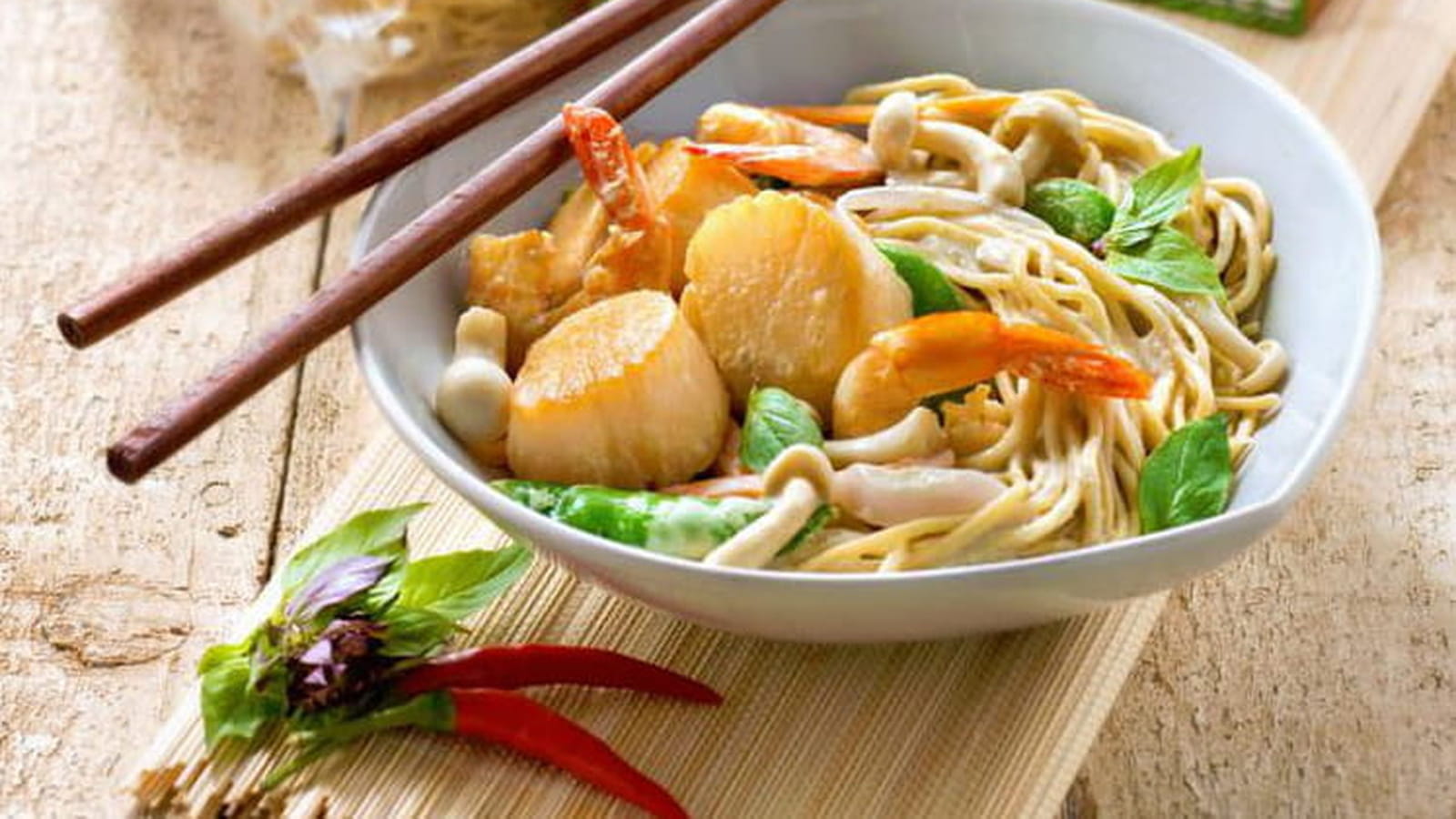 Nouilles sautées aux crevettes et Saint-Jacques, curry et lait de coco