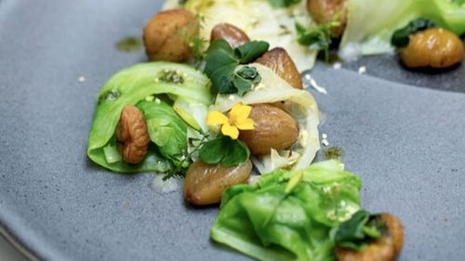 Choux et châtaignes, jus de poire et huile de sauge