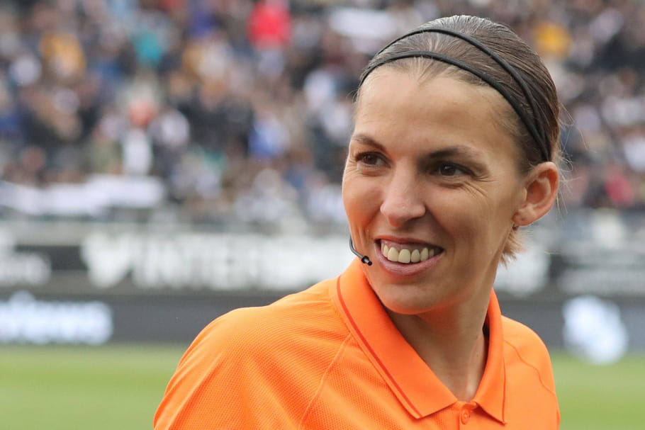 Stéphanie Frappart, femme arbitre de foot en première ligne