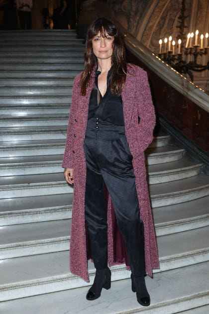 Caroline de Maigret en total look noir et long manteau framboise