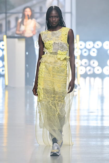 Robe jaune brod&eacute;e transparente aper&ccedil;ue sur le d&eacute;fil&eacute; Cecilie Bahnsen