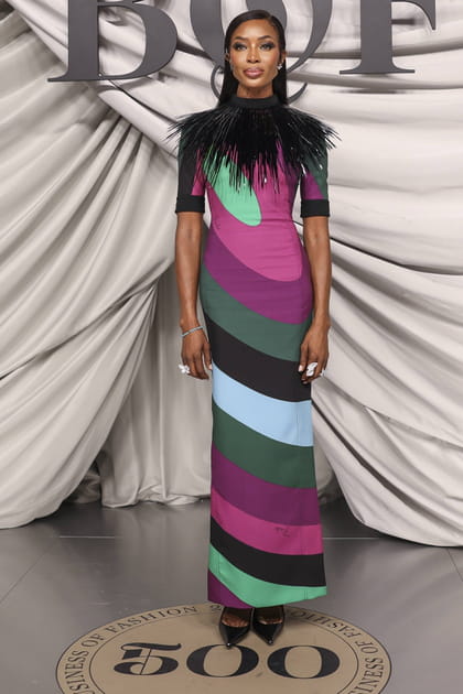 Après : Naomi Campbell à 53 ans en robe longue colorée et cintrée