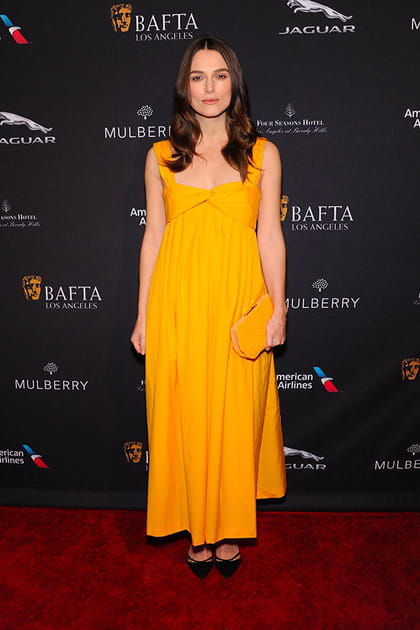 Keira Knightley en robe jaune et sac &agrave; main assorti